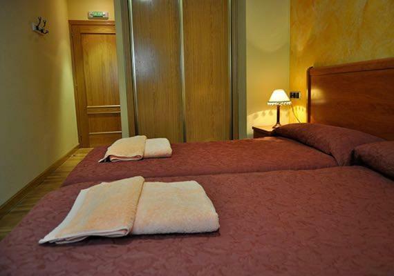 Hostal Puerta Del Valle La Cistérniga Buitenkant foto