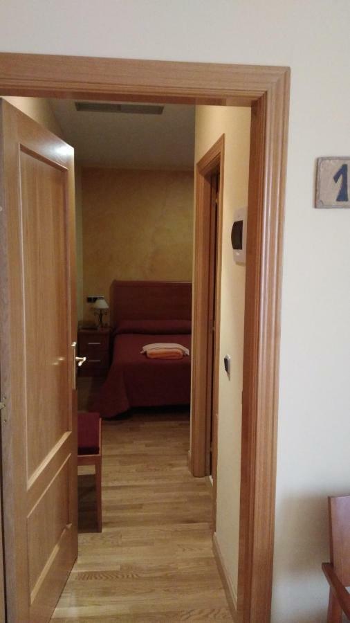 Hostal Puerta Del Valle La Cistérniga Buitenkant foto